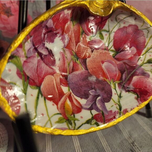 DECOUPAGE CLAM SHELL DECOUPAGE PINK FLOWERS ON A CLAM SHELL TRINKET DISH - Picture 2 of 10